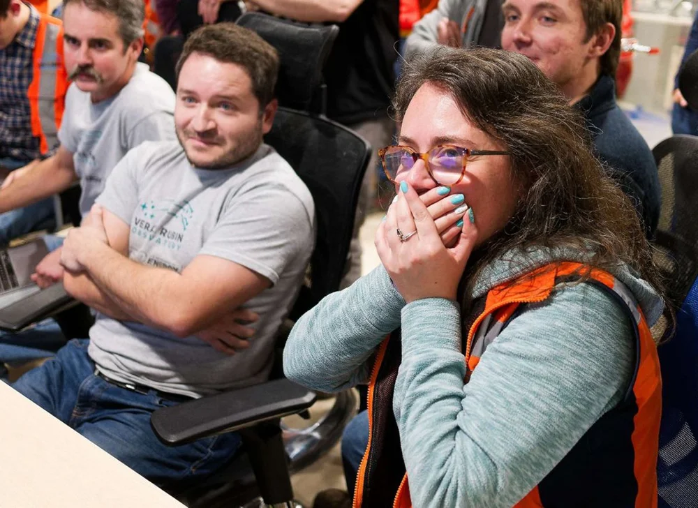 Марина Павлович в диспетчерской наблюдает за появлением первого изображения 15 апреля 2025 года