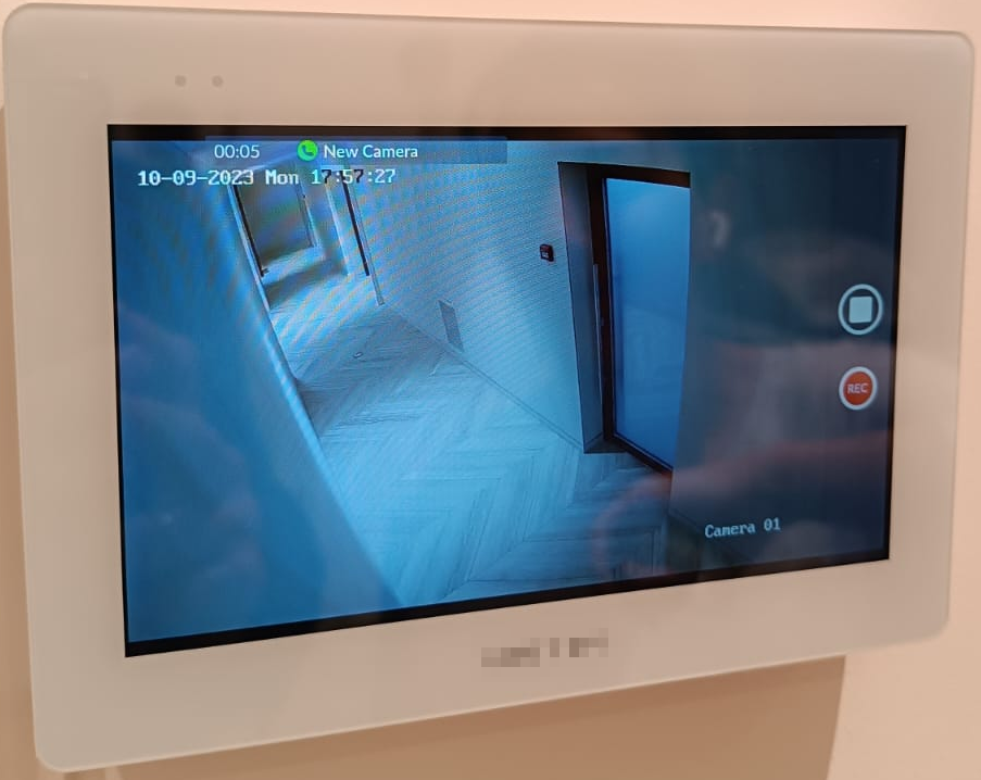 Красивый, блестящий, с сенсорным экраном