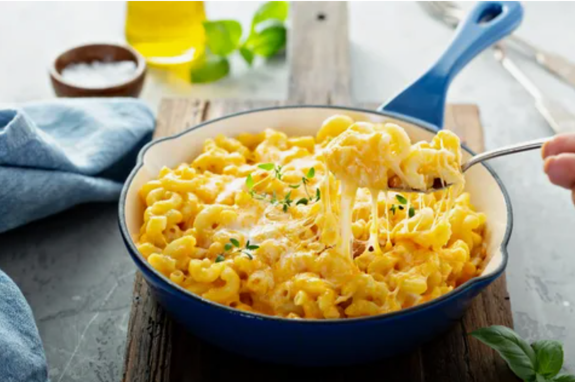 Макароны с сыром так и остались в английской кухне, а затем перебрались за океан, где несколько изменились под французским влиянием и стали популярнейшим американским блюдом с простым названием macaroni and cheese — от привычных нам макарон с сыром его отличает, прежде всего, обязательное использование соуса бешамель