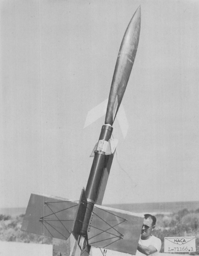 Свободнолетающая ракетная модель. Осталось только представить на ней W-крыло, ибо фото тех самых моделей я не нашёл