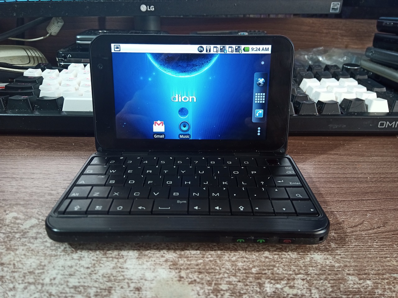 Смартфон с настоящей QWERTY-клавиатурой… - 10