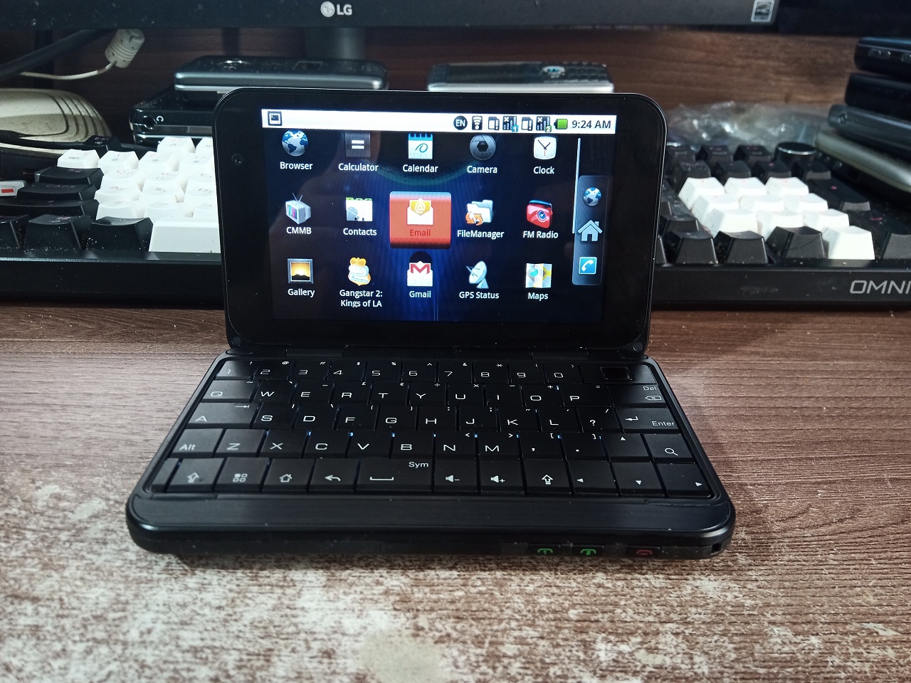 Смартфон с настоящей QWERTY-клавиатурой… - 11