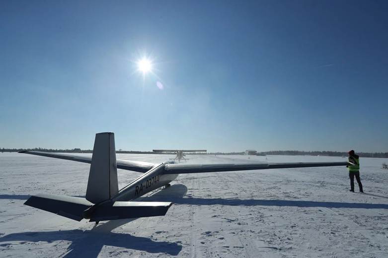 Готовимся зимой к вылету. Планер LET L-13 Blanik