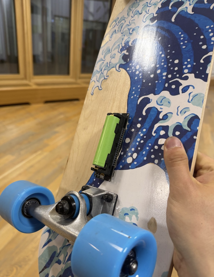 Рис. 4. Как в итоге выглядит плата WeMos ESP32, установленная на скейт