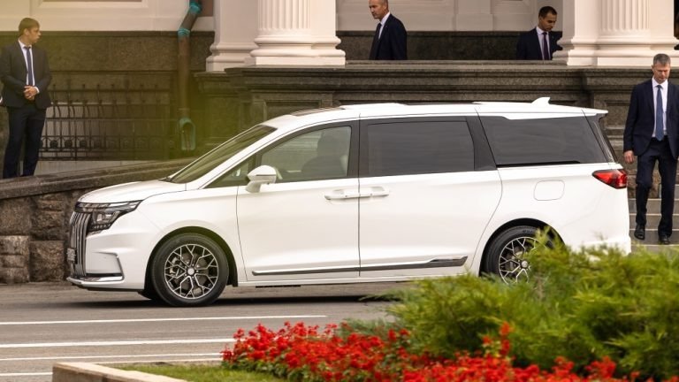 Глава Татарстана первым получил «товарный» российский минивэн Sollers SP7