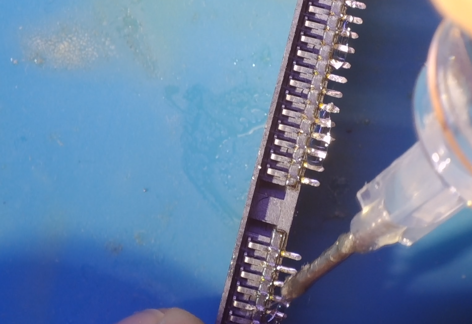 Здесь я наношу флюс, чтобы убрать потом паяльником остатки припоя, они могут мешать при установке на плату.