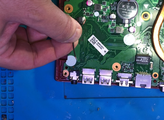 Как я ремонтировал ноутбук, купленный за 12 евро. Восстановление при помощи паяльника и отчаяния - 3