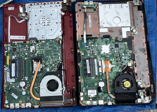 Вот он, красавчик, слева. Справа - его более пожилой собрат.