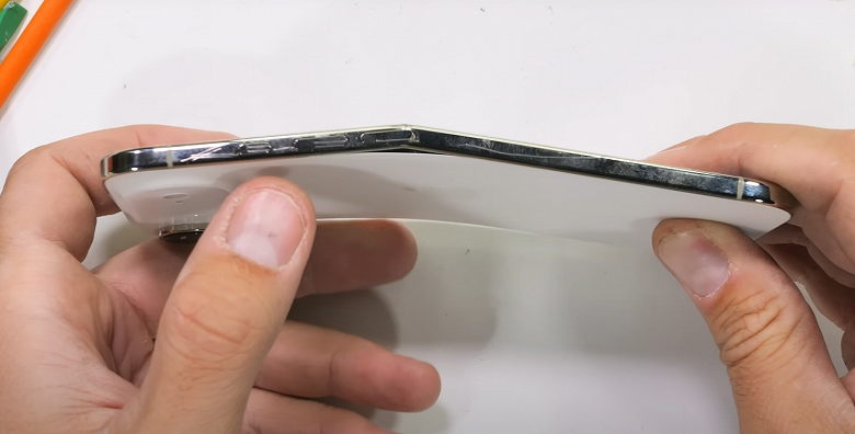 Самый тонкий в истории iPhone оказалось очень непросто согнуть: как iPhone Air прошёл знаменитый тест JerryRigEverything - 1 Самый тонкий в истории iPhone оказалось очень непросто согнуть: как iPhone Air прошёл знаменитый тест JerryRigEverything