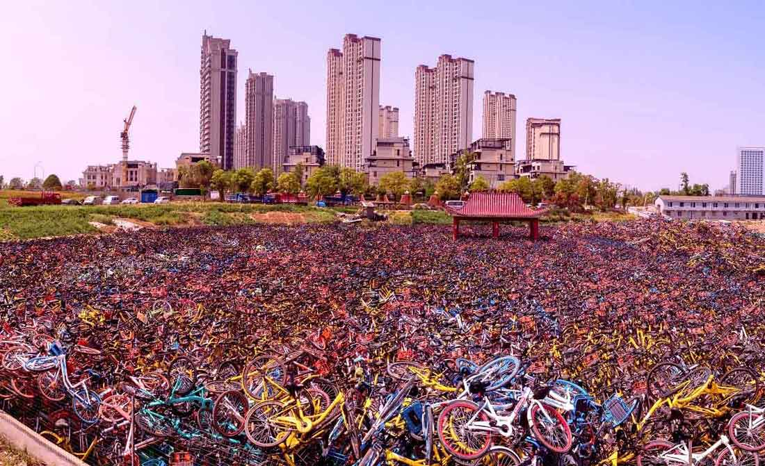 Бум тех лет привел к образованию огромных велосипедных «кладбищ». Источник: https://chinaved.com/