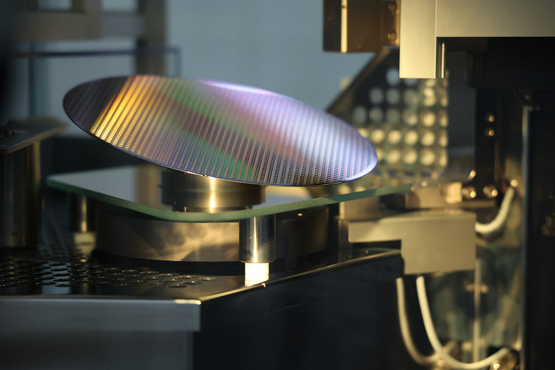 Новый этап развития российской микроэлектроники: первый отечественный фотолитограф на 350 нм готов к запуску в серию - 1 Новый этап развития российской микроэлектроники: первый отечественный фотолитограф на 350 нм готов к запуску в серию