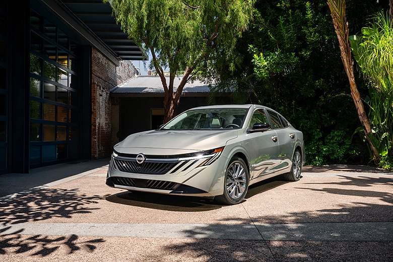 Один из самых дешевых Nissan кардинально обновился, но сохранил простой 2,0-литровый мотор. Представлен совершенно новый Nissan Sentra