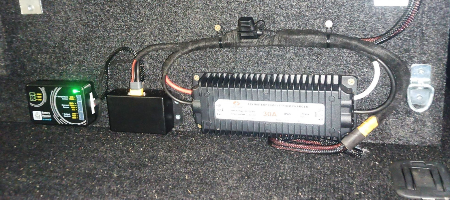 Слева направо: кулометр, шунт, зарядка