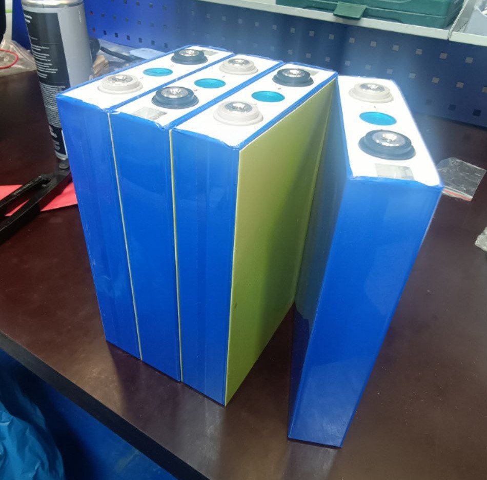 Кладем между ячеек текстолит