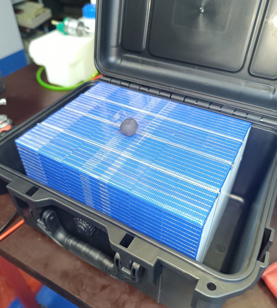 Смотанные ячейки и пластилиновый шарик для измерения высоты