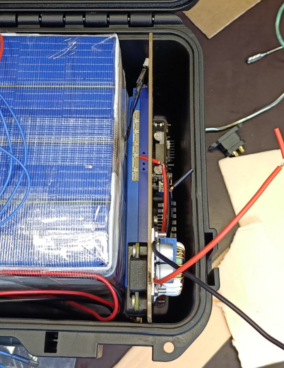 Без разъемов в стенке корпуса, кажется что всё идеально