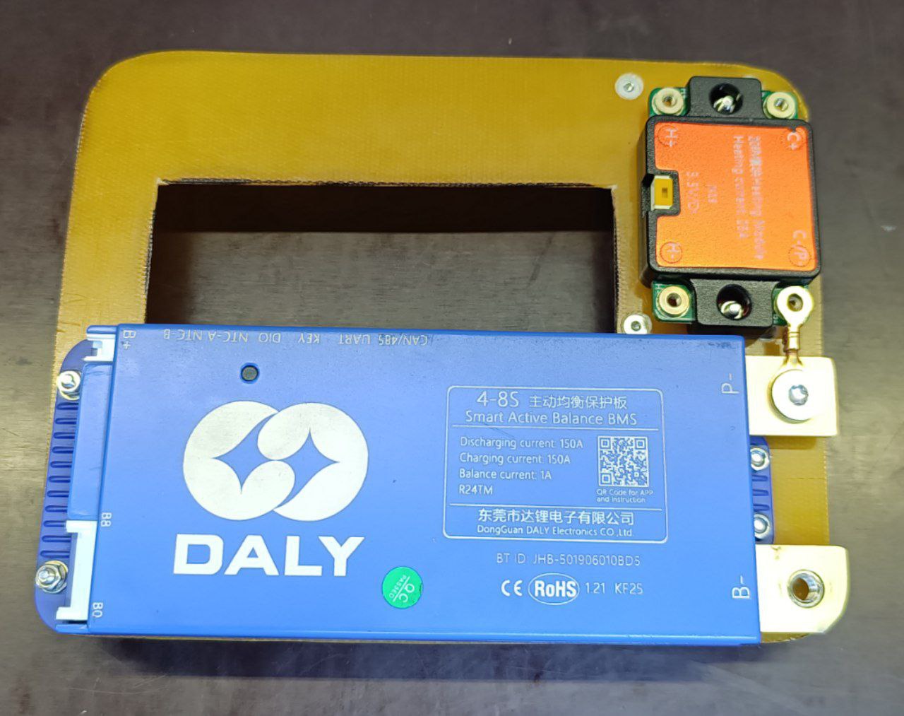 Сам он соединен с минусовым выходом БМСки 2мя винтовыми клеммами, спаянными друг с другом.