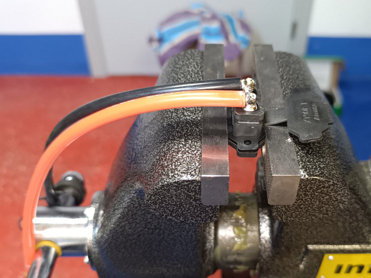 Хорошо закрепленные разъем и провода при пайке - залог успеха