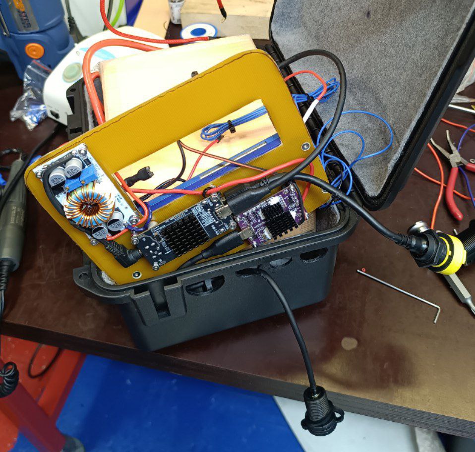 Со вставленным проводом невозможно засунуть пластину. А если сначала засунуть пластину, то потом невозможно вставить ЮСБ разъем в фиолетовую платку.