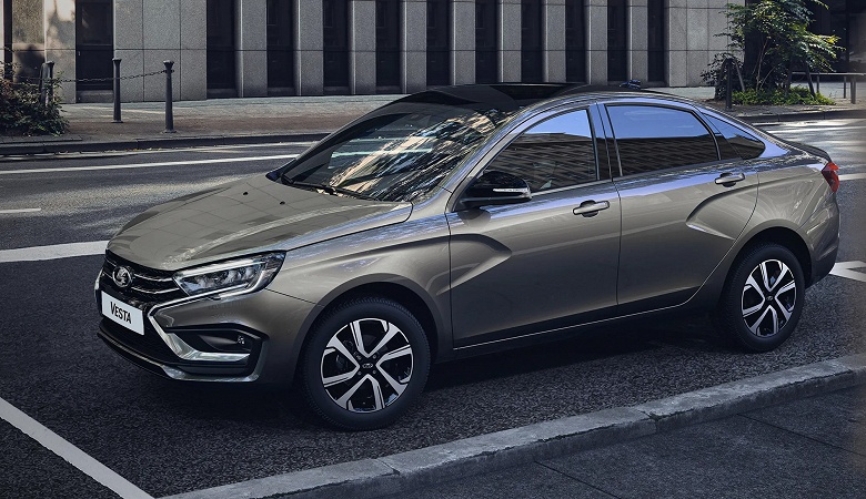 Lada Vesta отмечает 10-летие с начала производства. С 2015 года модель подорожала в три раза