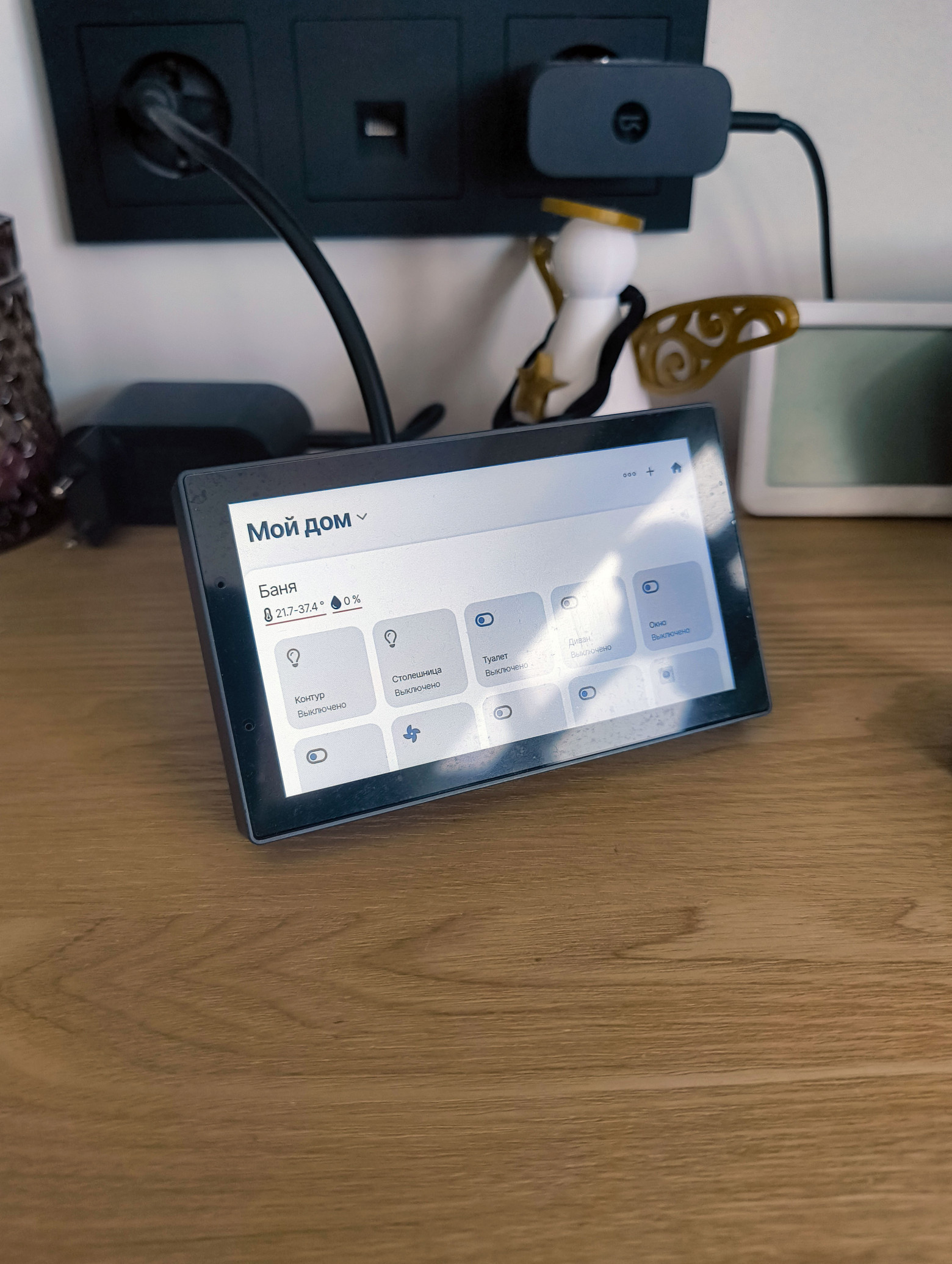 Панель Sonoff, перепрошитая под интерфейс Sprut.Hub (такие будут стоять в каждой комнате в доме)  