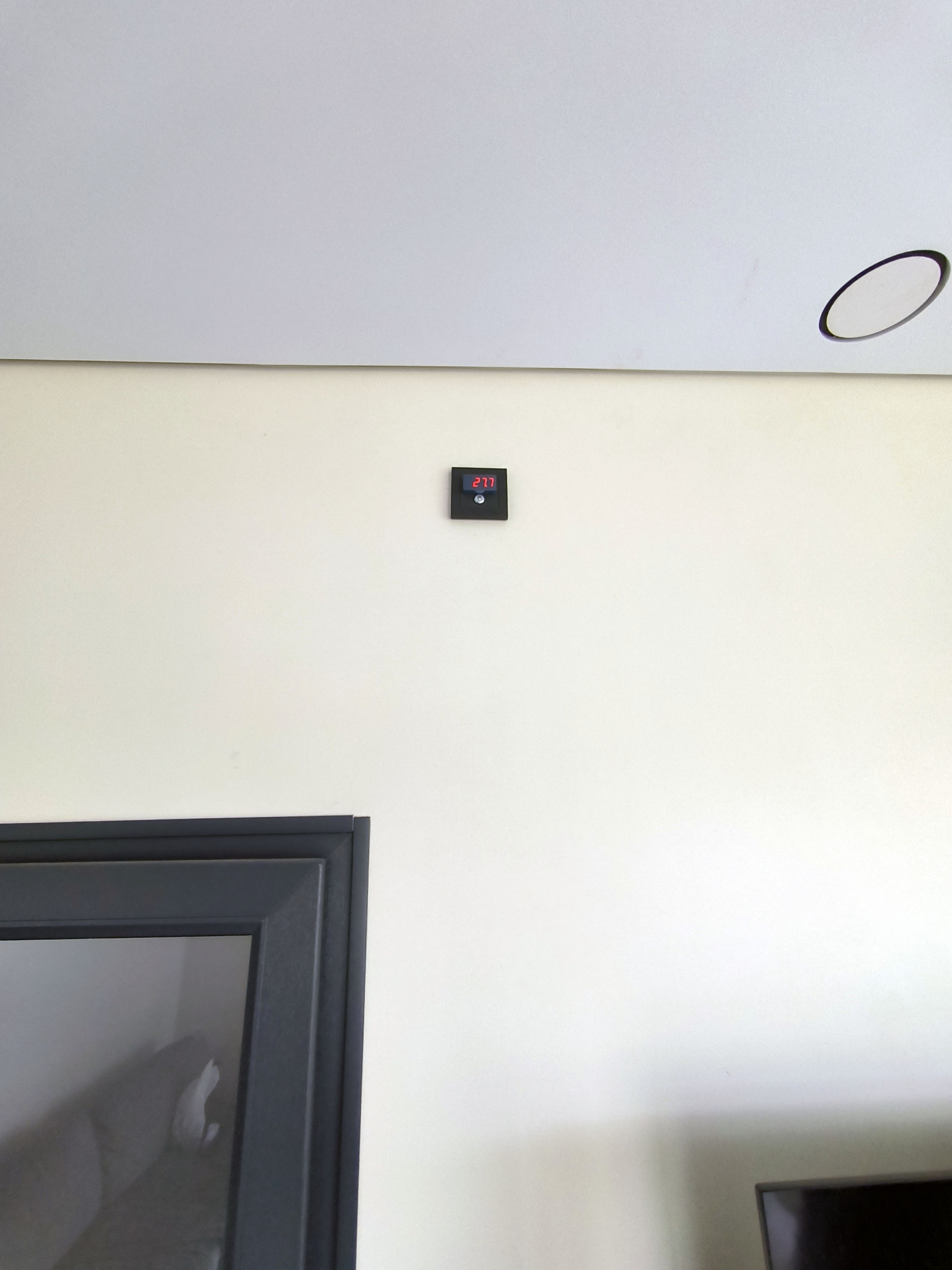 Индикатор ОВЕН с тремя значения разными цветами — температура и влажность в парилке, температура на улице, значения выводятся по очереди  