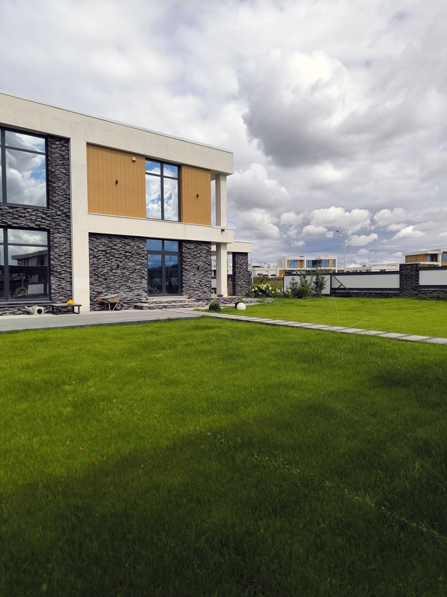 Дом пока строится, но газон уже есть. И это неспроста  