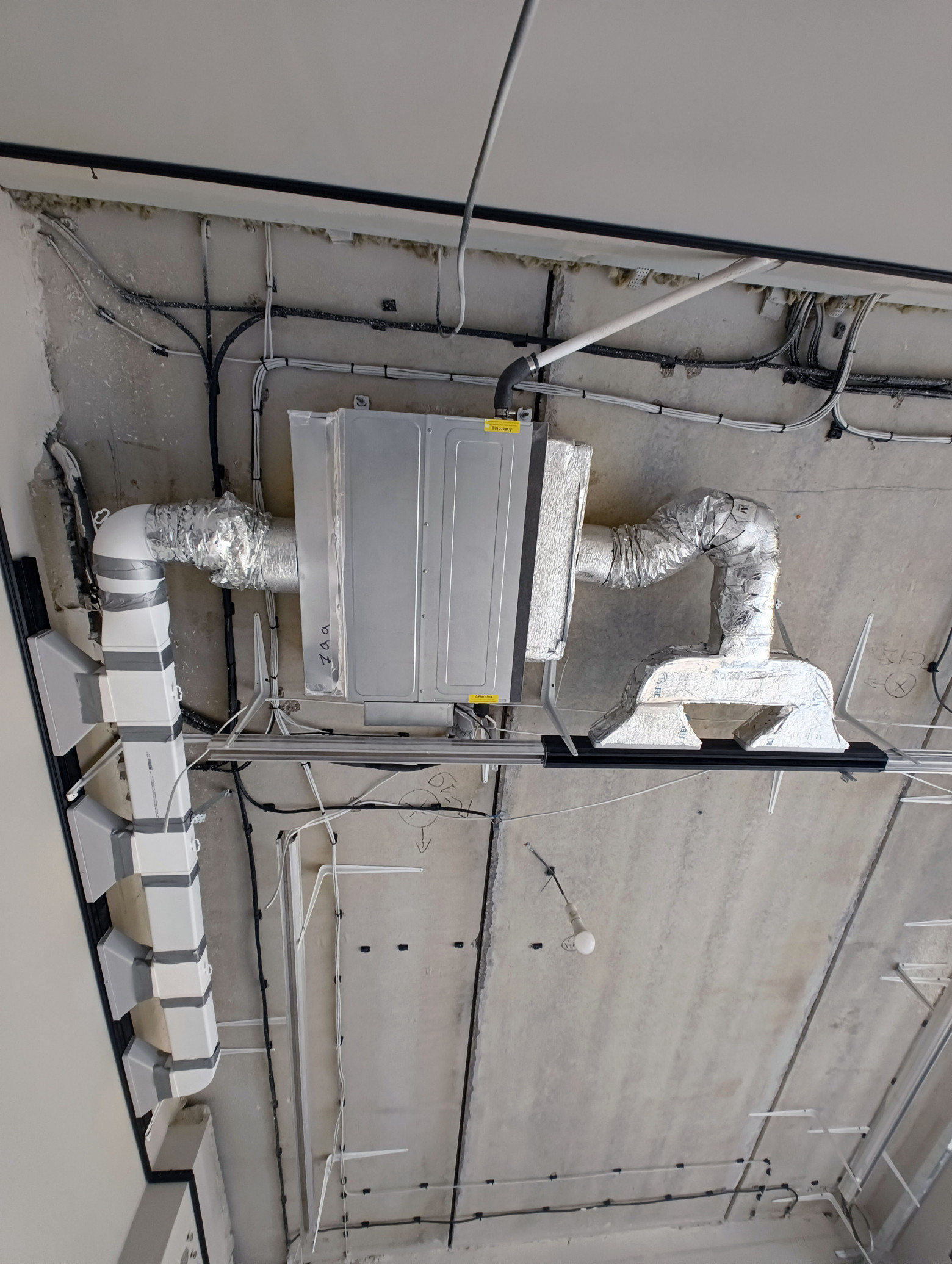 Воздухораспределитель вентиляции я маскирую под щель трека  