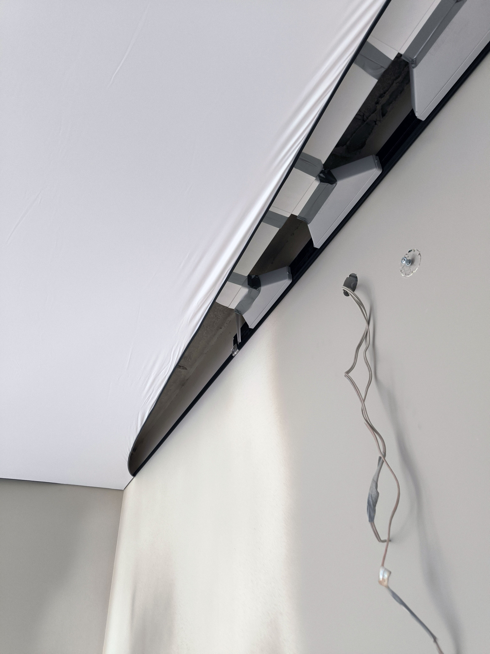 Элементы вентиляции спрятаны за натяжным потолком  