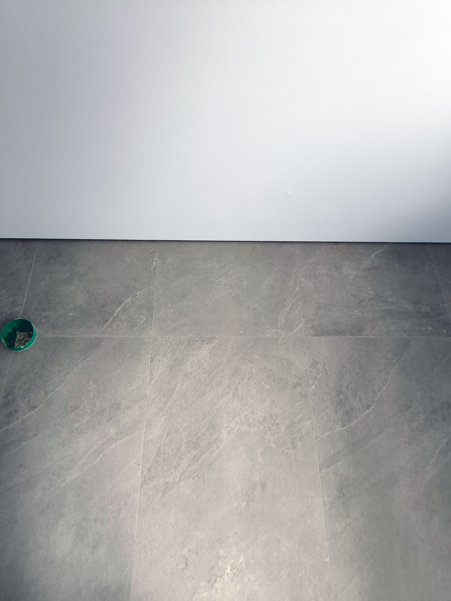 Здесь потолок уже полностью натянут. Даже не скажешь, что между стеной и потолком притаилась вентиляция  