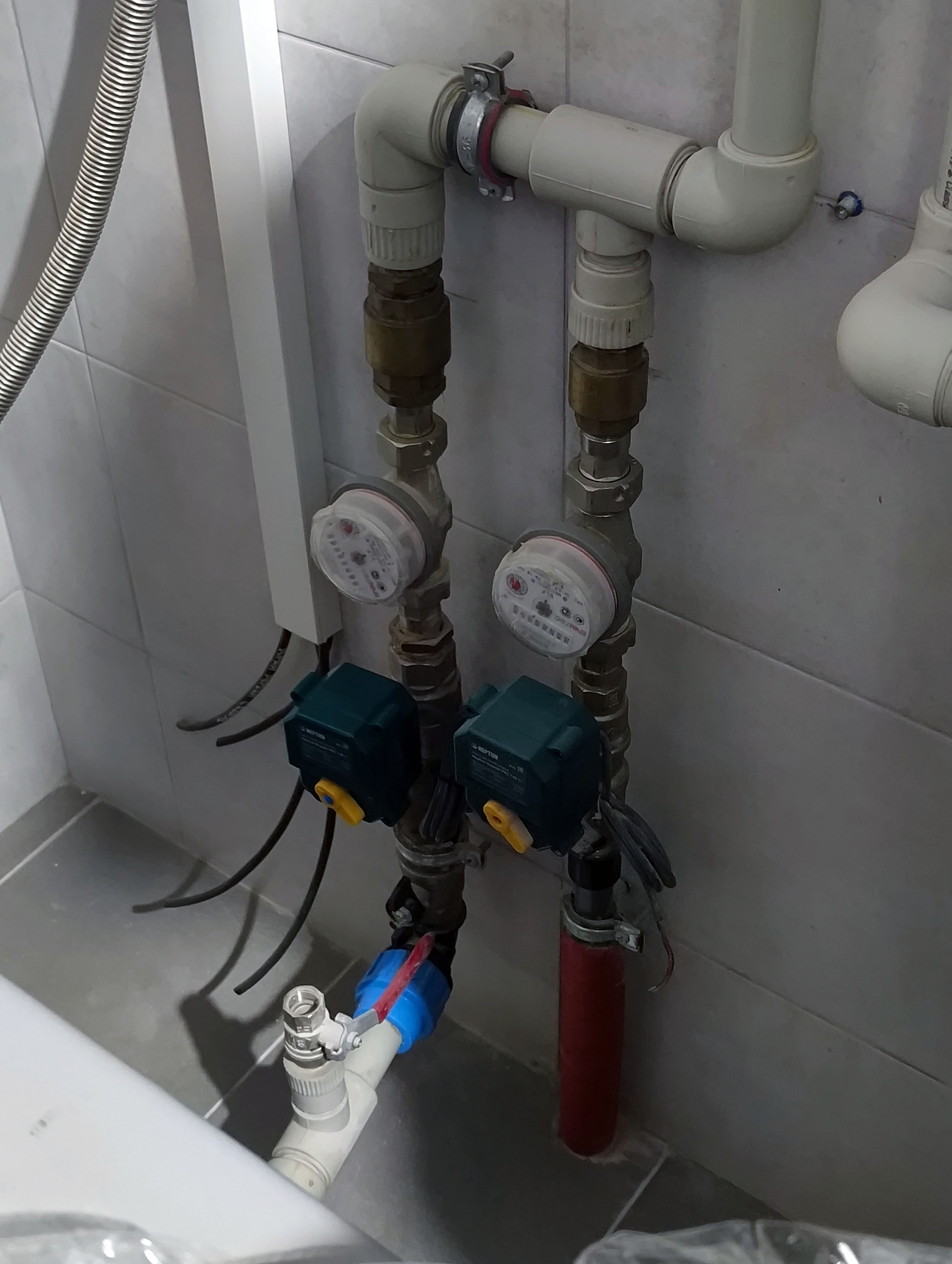 Краны подачи воды — поселковый водопровод и труба от скважины. Кроме того, в случае протечки, шаровые краны перекроют подачу воды  