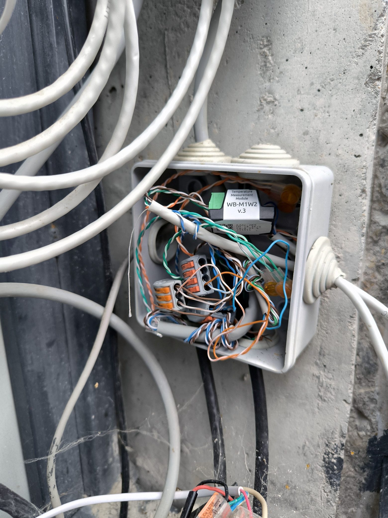 К этому компактному модулю подключены герконы  