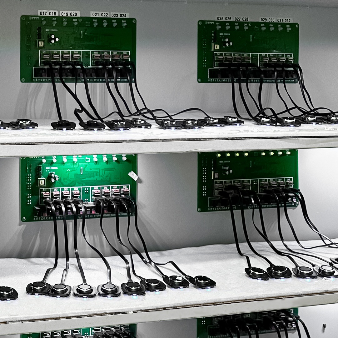 Финальная зарядка Умных колец Sber перед упаковкой