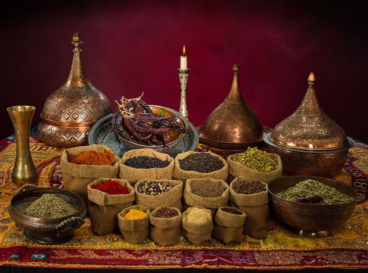 Специи из Индии, Шри-Ланки и островов Юго-Восточной Азии, которые в Европе часто называли Островами Пряностей, имели для европейской знати позднего Средневековья и раннего Нового Времени огромную ценность — и стоили крайне дорого