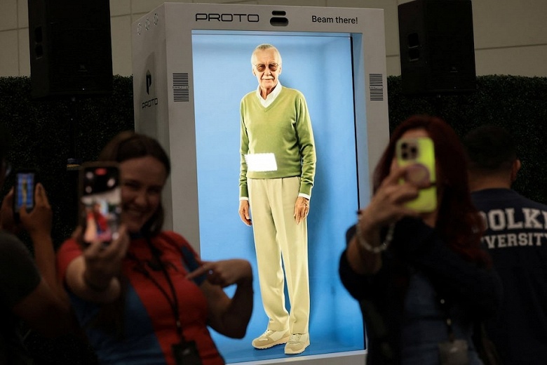 &laquo;Даже после смерти они не дают парню покоя&raquo;. Голографический ИИ-аватар Стэна Ли будет общаться с фанатами на Comic Con