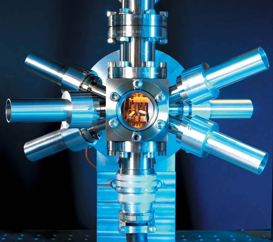 Оптические часы на основе стронция производят примерно в 50 000 раз больше колебаний в секунду, чем часы на основе цезии, благодаря которым мы сейчас определяем секунду