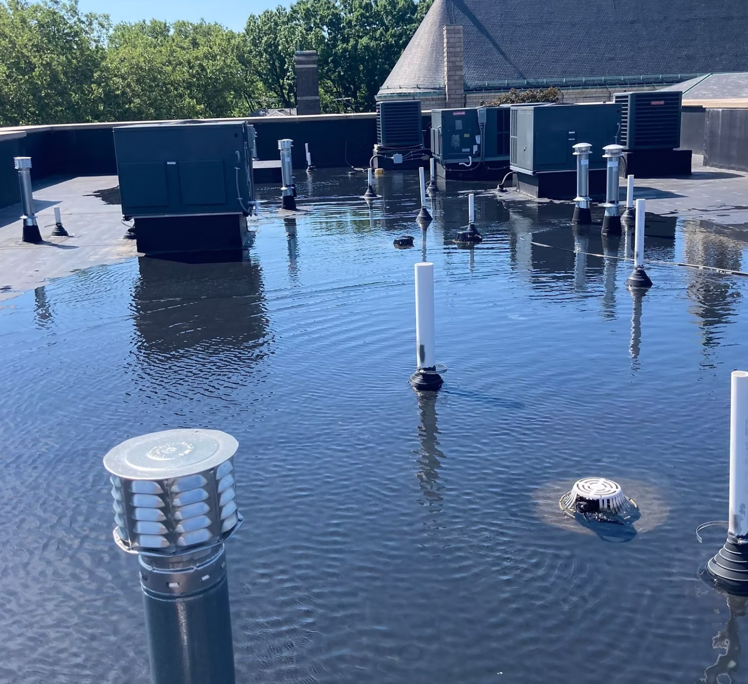 У меня не осталось материалов с испытаний на этом объекте, но для иллюстрации оставлю другую картинку. Выглядит испытание примерно так.