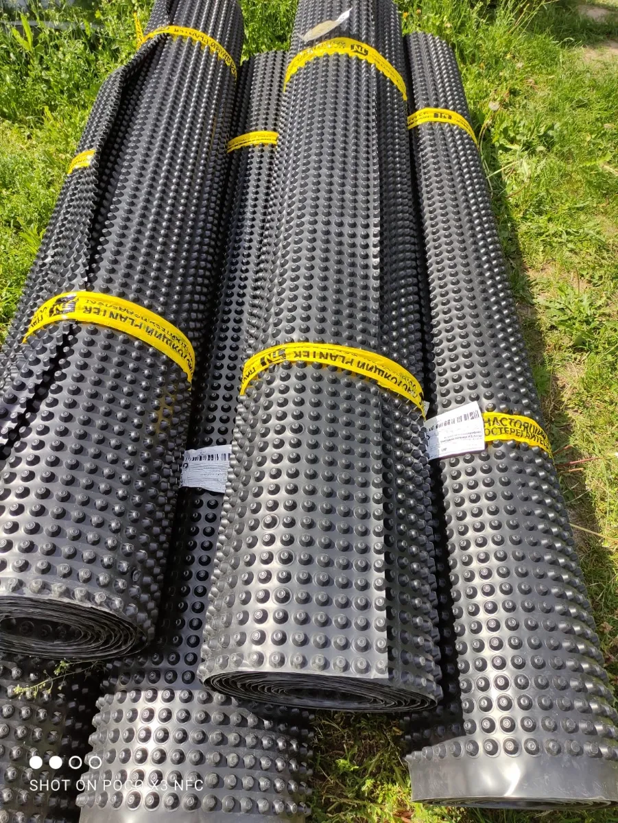 Так выглядит плантер. По этой мембране уже можно ходить, ездить тачками с материалом — она принимает на себя все механические нагрузки и защищает нижние слои от повреждений.