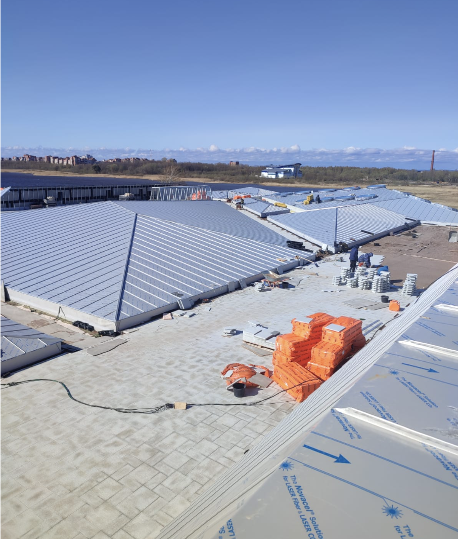 Изначально планировали тротуарную плитку, но заказчик изменил решение. Так как это не просто музей, а офисно-деловой центр, где проходят встречи на высшем уровне. Карельского гранита в Питере много, поэтому выбрали его. Плитку выкладывали по специальной дизайнерской раскладке.