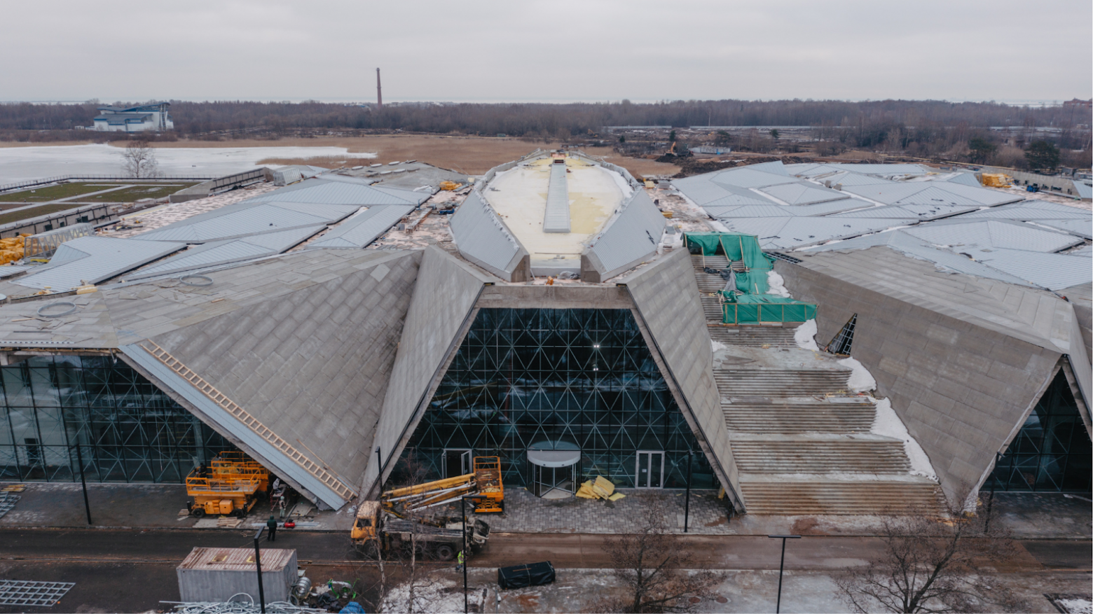 На фото можно увидеть, что крышу мы еще недоделали, но стекло, отделяющее подводную лодку от улицы — уже стоит. 