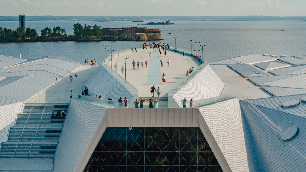 Смотровая открыты на крыше центрального корпуса музея для всех желающих.