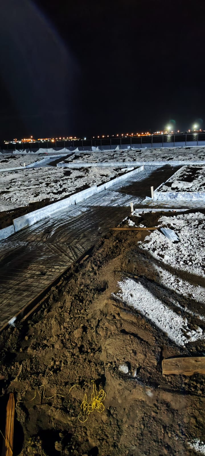 Уклон делали с двух сторон — справа и слева от дорожки. Минимальный уклон для стока воды — 5 промилле, это 5 миллиметров на метр. Если сделать меньше — вода будет застаиваться и замерзать зимой.