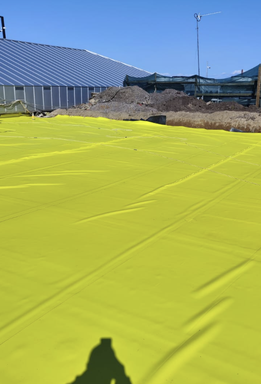 Мембрана не армированная, толщиной 1,5 мм. Она тянется как резина. Эластичность важна при подвижках здания от температурных расширений.