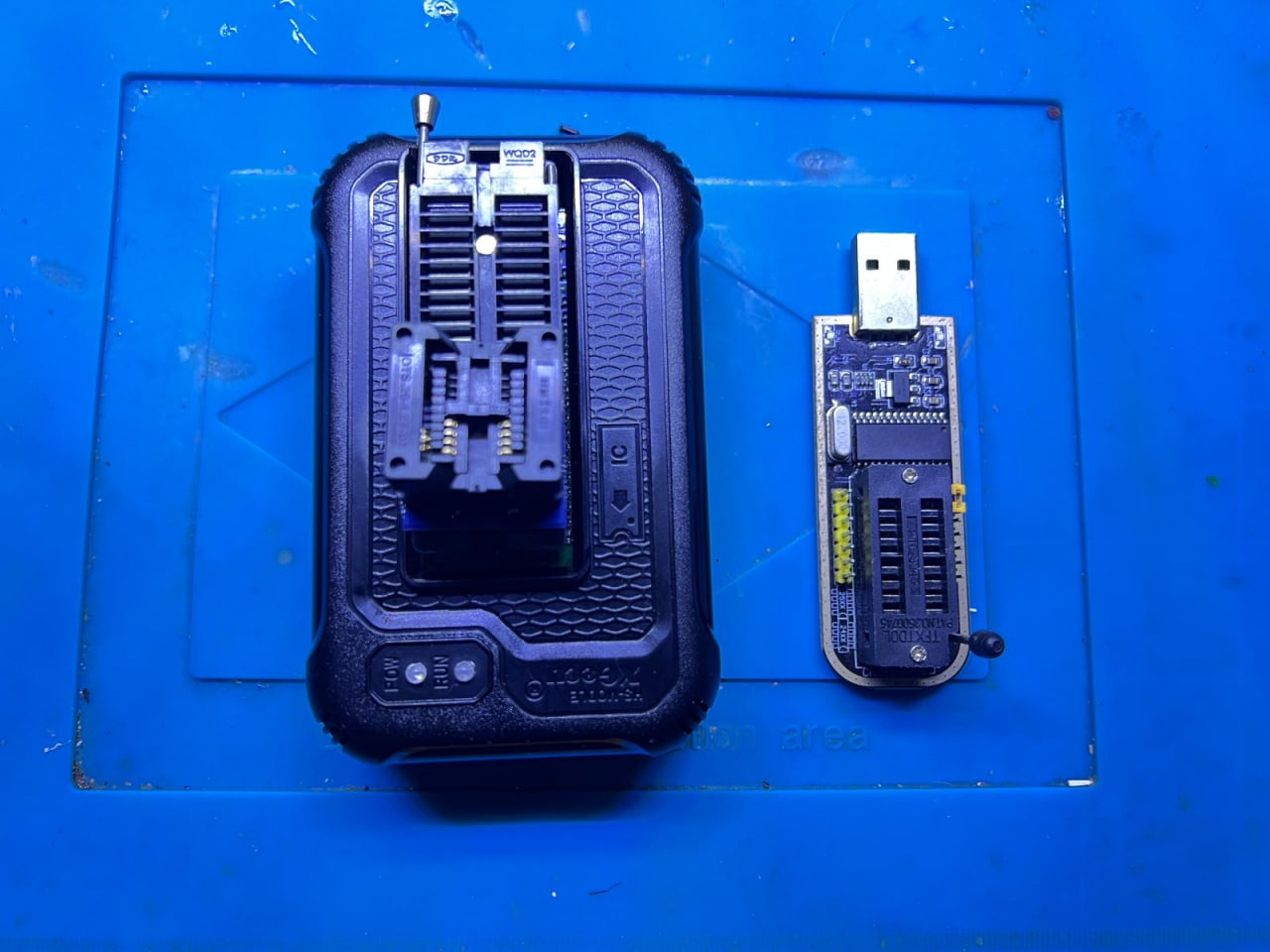 Два программатора, CH341A и T48, рядышком