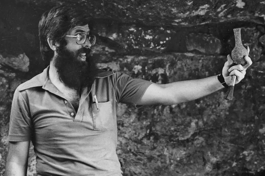 Доктор Макговерн во время раскопок. В одном месте он обнаружил остатки того, что, как полагают, является самым старым алкогольным напитком в мире, возраст которого составляет 9000 лет