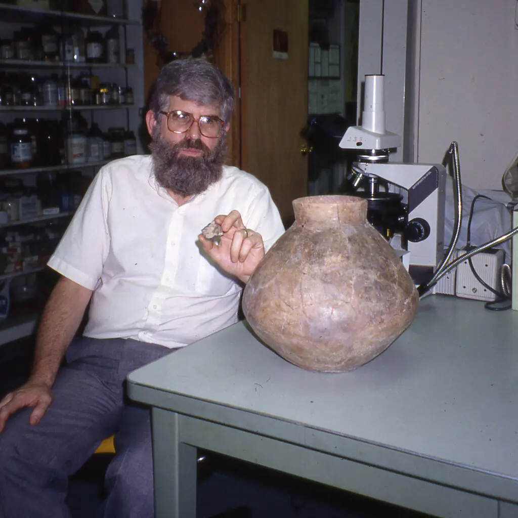 Патрик Макговерн с неолитической кувшином из Ирана в своей лаборатории в Университете Пенсильвании. Он практически в одиночку создал научную дисциплину, которую «учёные в шутку называют «напитковедением», как написал один журнал