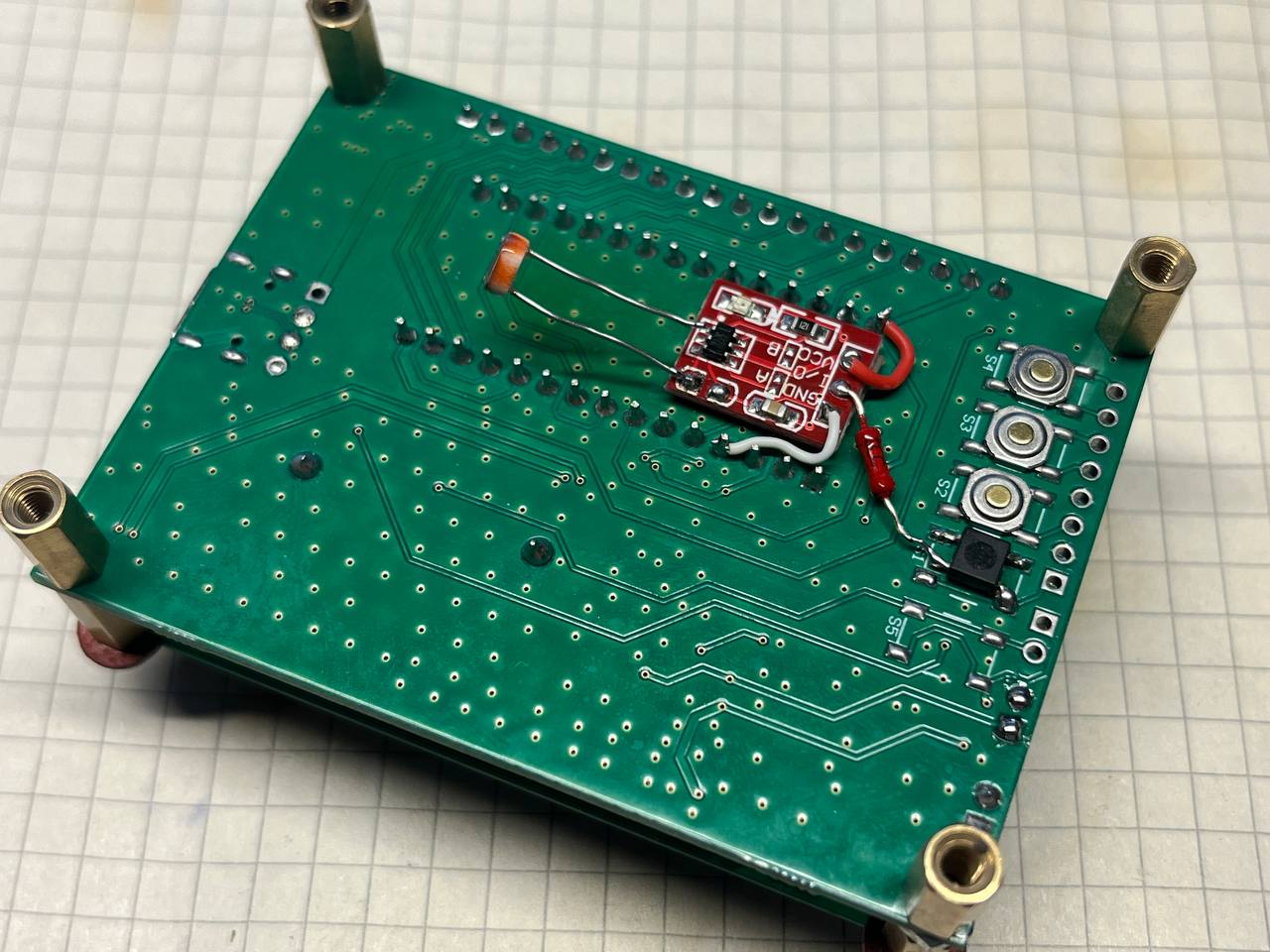 Рис.13. Фоторезистор в качестве тач-кнопки.    