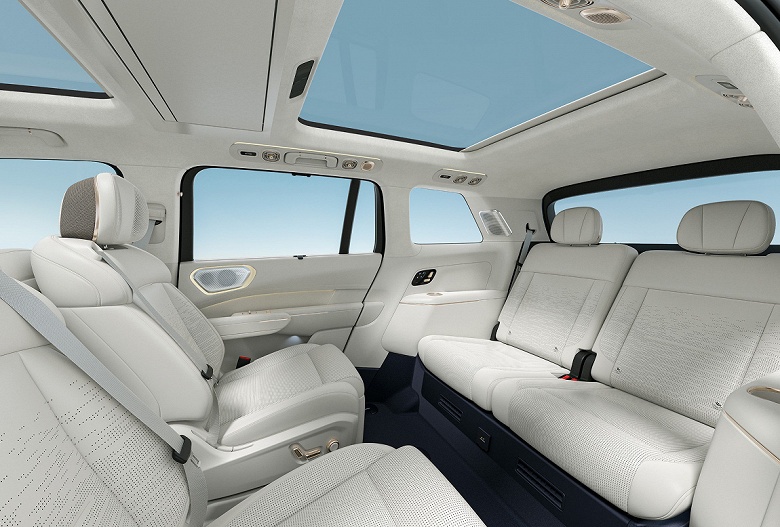 Флагманский кроссовер Lynk & Co 900 с силовой установкой мощностью 720-857 л.с. стал бестселлером марки в России