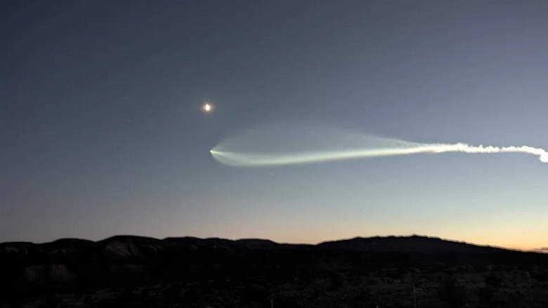 Запуск SpaceX Falcon 9 создал светящуюся «медузу» в небе над западными штатами США - 1 Запуск SpaceX Falcon 9 создал светящуюся «медузу» в небе над западными штатами США