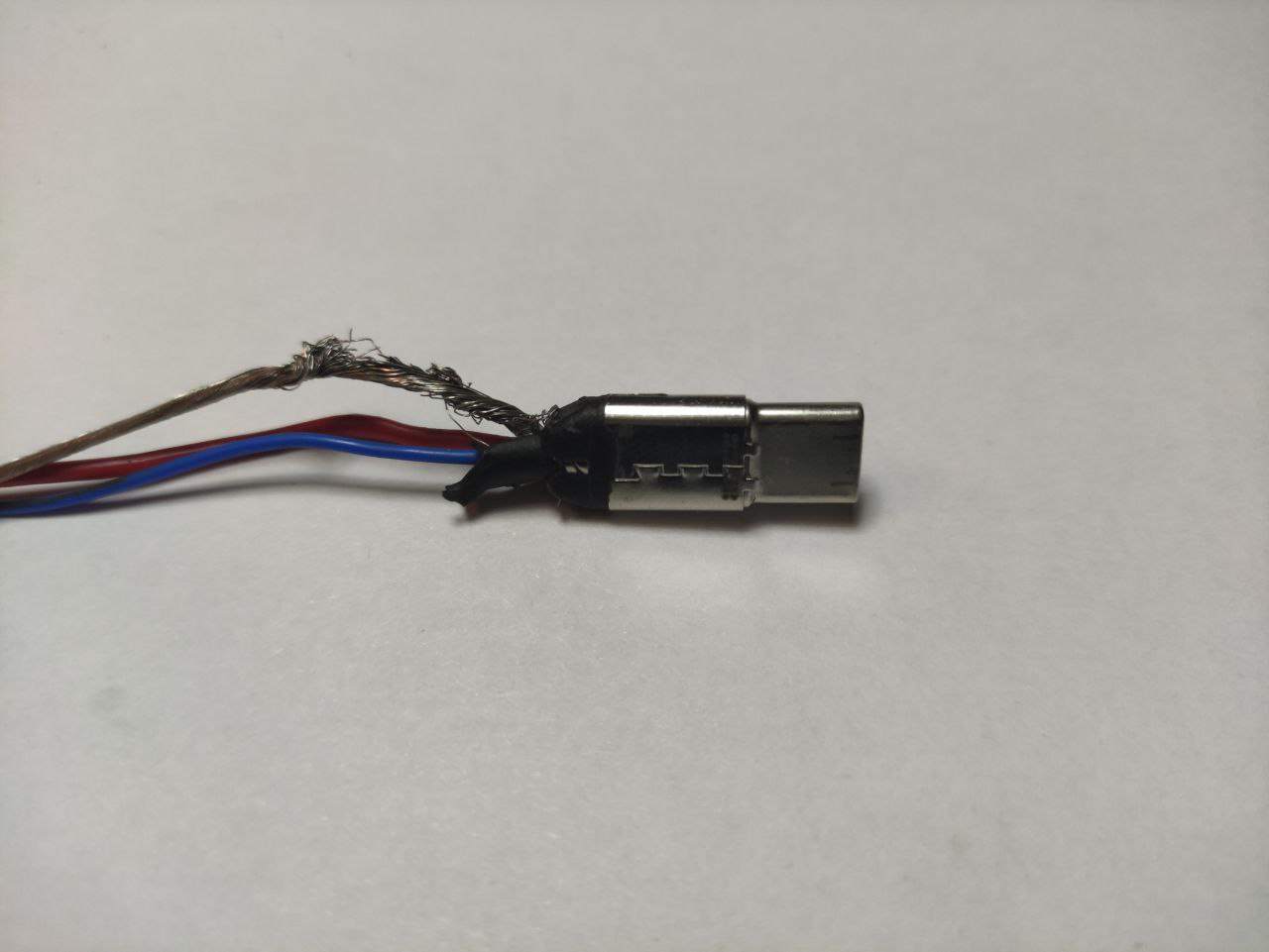 Из-за отсутствия изоляции на (-) проводе, он начал рваться